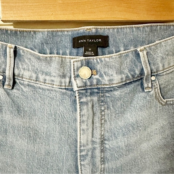 Ann Taylor The Kick Crop Light Wash Raw Hem Jeans Size 12 - Picture 3 of 11